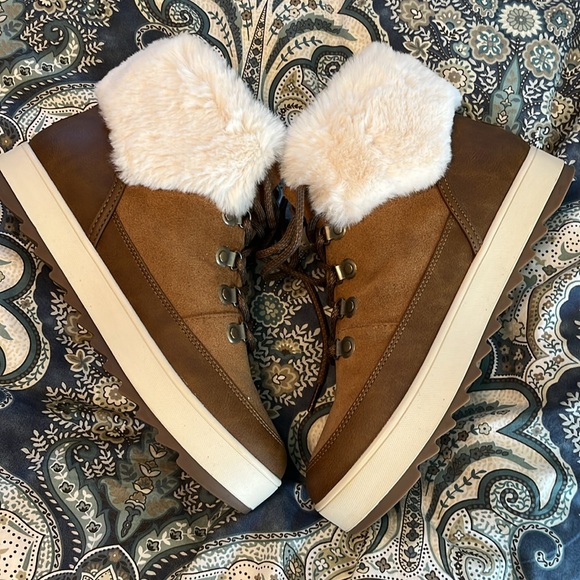 Brand new Tynlee fur lined lace up Koolaburra by Ugg boots size 10 - Picture 4 of 7